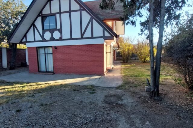 ARRIENDO AMPLIA CASA EN CONDOMINIO EN LA CIUDAD DE LOS ANDES