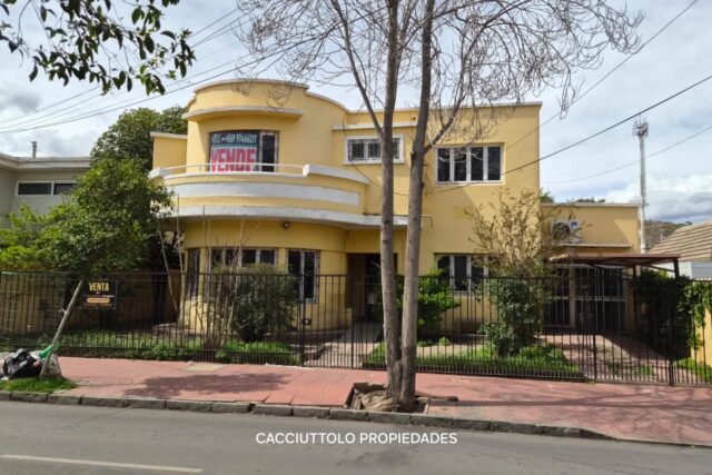 VENDO GRAN CASA SÓLIDA EN PLENO CENTRO DE LA CIUDAD DE LOS ANDES
